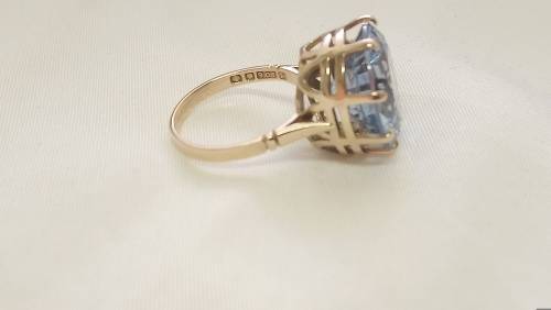 Vintage 9ct gold ring with blue stone